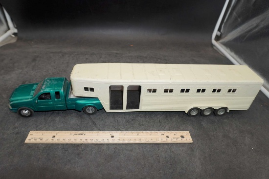 Green New-Ray Pickup & Livestock Trailer