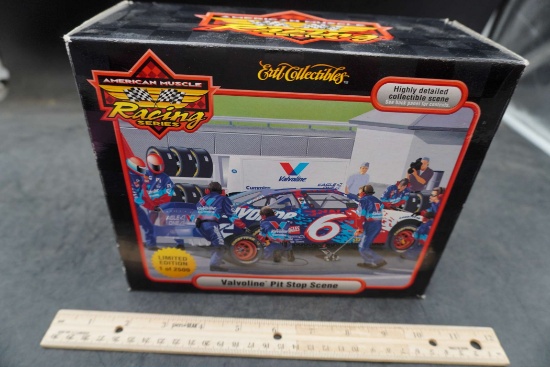 Ertl Collectibles Valvoline Pit Stop Scene