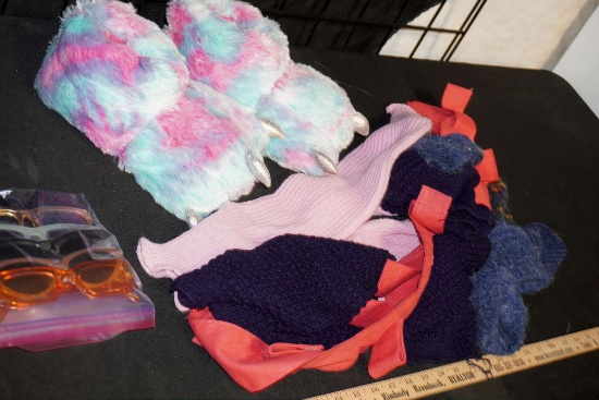 Women'S Slippers (Size M 7/8), 3 Pair Of Leggings W/ Holder & 6 Women'S Sunglasses