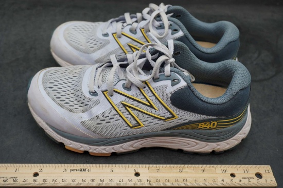 New Balance Tennis Shoes (Size 7.5)