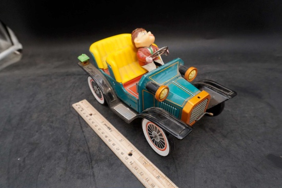 Wind-Up Crank Car W/ Driver