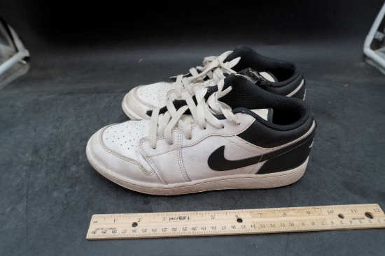 Nike Shoes (Size 7)