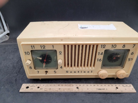 Vintage Sentinel Beige Clock Radio - Plastic Case | Art, Antiques ...