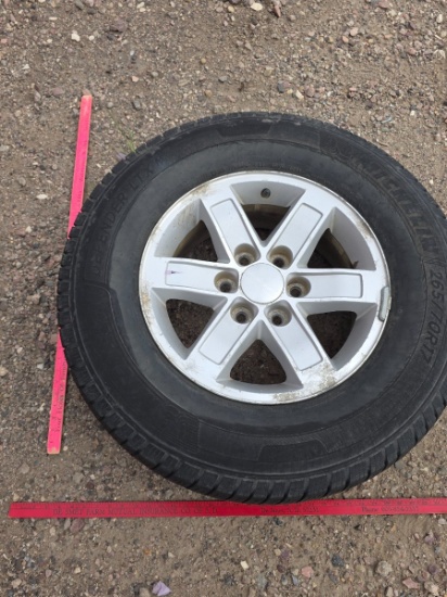 GMC 17-Inch Aluminum Wheel & Michelin 265/70R17 Tire Assembly