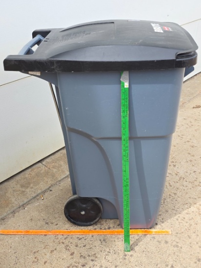 Rubbermaid Brute Commercial Plastic Trash Can