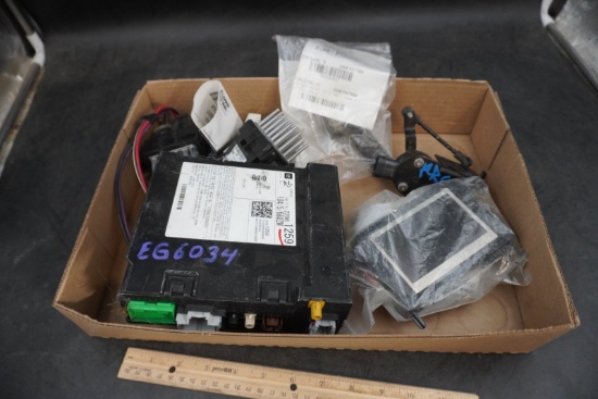 GM 2009 Suburban Plastic Auto Electronic Parts & Control Module Collection