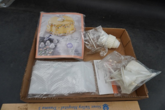 Wilton Floral Garland Plastic Cake Decorating Set