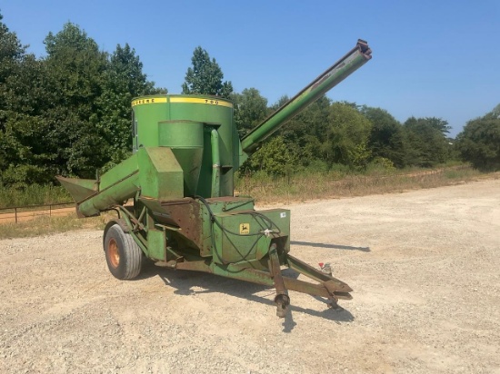 John Deere 700 Feed Grinder