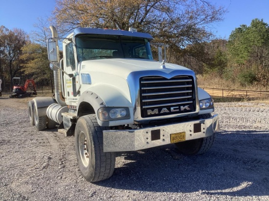 2011 Mack 700 Semi Truck