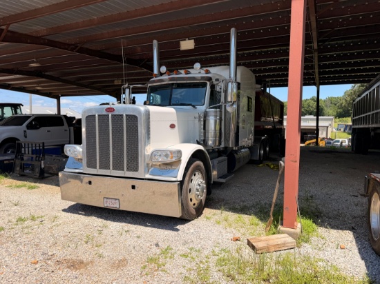 2022 Peterbilt 389 Semi Truck