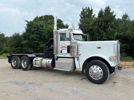 2017 Peterbilt 389 Semi Truck Day Cab