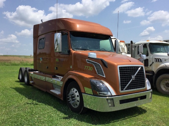 2015 VOLVO VNL670