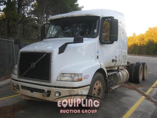 2015 VOLVO VNM630 MID ROOF SLEEPER