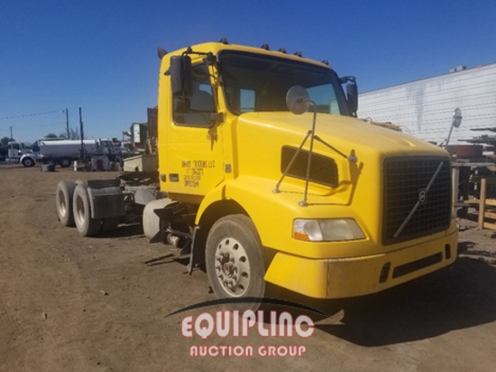 2015 VOLVO VNM DAY CAB