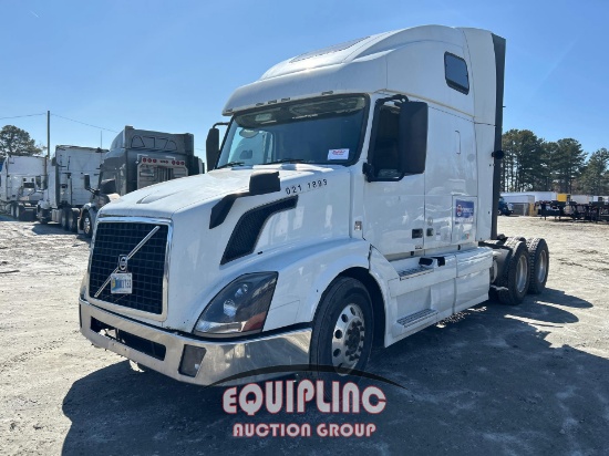 2013 VOLVO VNL64T TANDEM AXLE SLEEPER TRUCK