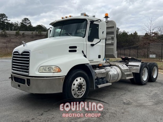 2009 MACK PINNACLE CXU613 TANDEM AXLE  DAY CAB