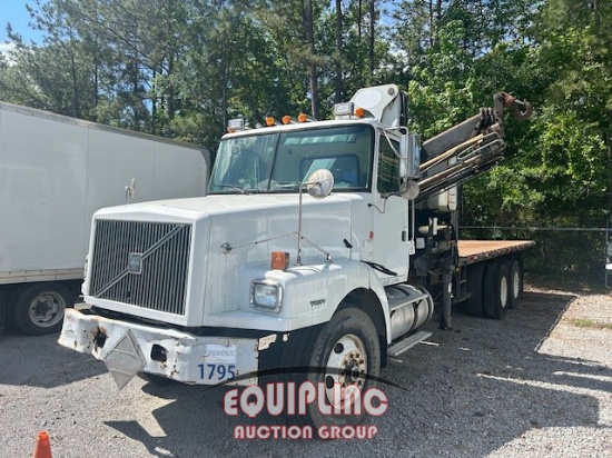 2000 VOLVO WG64 BOOM TRUCK