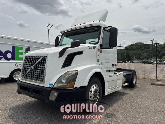 2013 VOLVO SINGLE AXLE DAY CAB