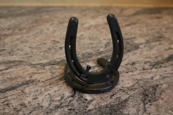 Horseshoe card holder
