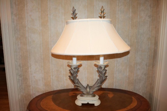 Lamp with separating holders
