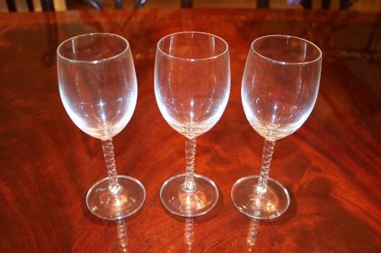 3-piece wine glass set with swirling stem design