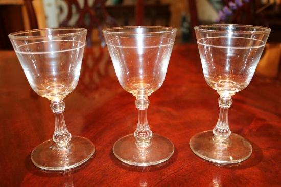3-piece set with stem design and line around top edge of glass