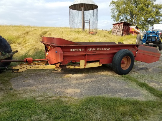 New Holland 520 Manure Spreader. S/N:754282. Good floor. Worn apron. Rusted