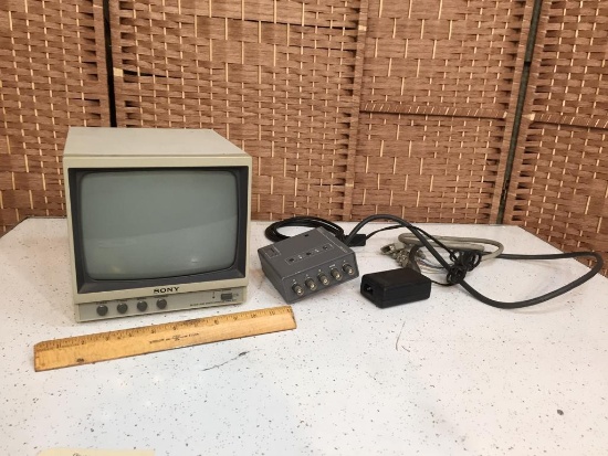 Sony SSM-930 Black & White Video Monitor & VGA to RGB Splitter