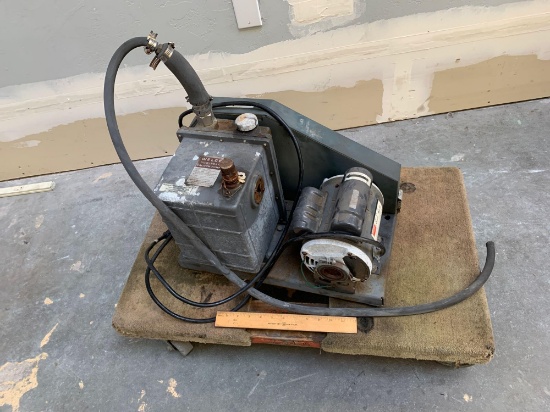 Welch 1402 Duo-Seal Vacuum Pump - Works