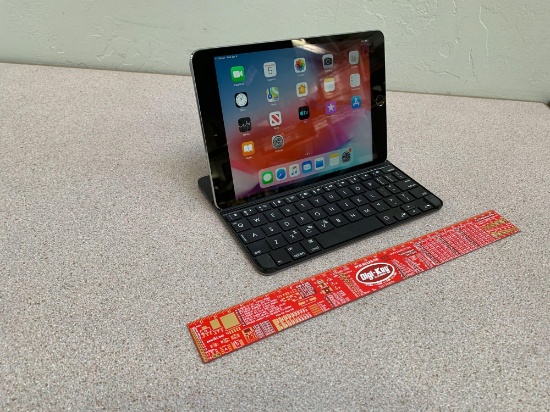 Apple iPad mini 3 A1599 7.9in LCD 64GB iOS 12.5.4 Tablet & Logitech Bluetooth Keyboard