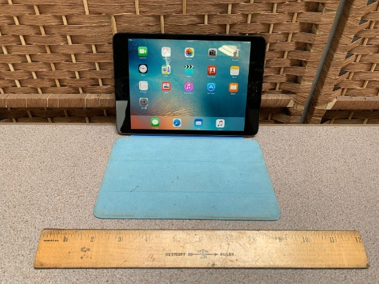 Apple iPad Mini A1432 7.9in / 32GB Tablet w/ Screen Protector
