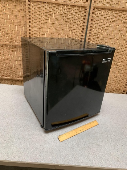 Magic Chef HMAR170 1.7 cu. ft. Freezerless Mini Fridge in Black