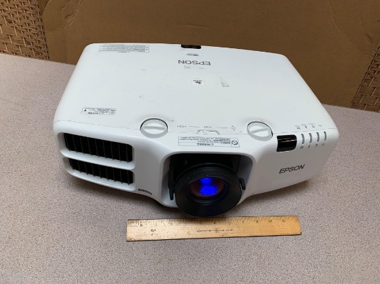 Epson PowerLite Pro G6570WU H700A 3LCD / 5200 Lumens Full HD Video Projector