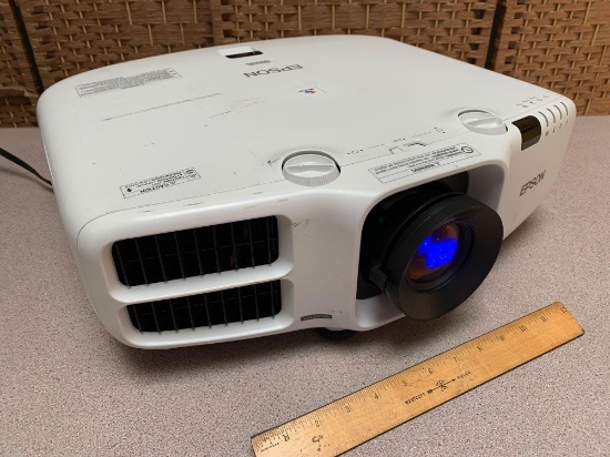 Epson PowerLite Pro G6450WU 3LCD / 4500 Lumens Full HD Video Projector