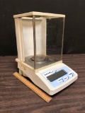 Ohaus / VWR Scientific ALW204 200grams Precision Balance Scale