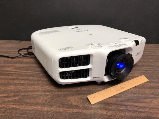 Epson PowerLite Pro G6470WU H701A 3LCD / 4500 Lumens HDMI Full HD Video Projector
