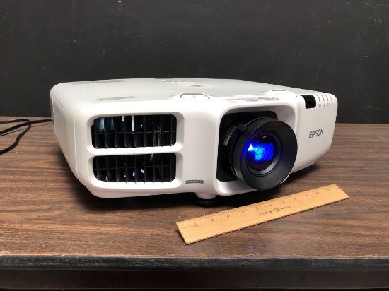 Epson PowerLite Pro G6470WU H701A 3LCD / 4500 Lumens HDMI Full HD Video Projector