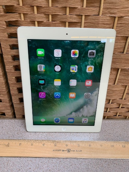 Apple A1458 MD513LL/A 4th Gen iPad 9.7in LCD 16GB Wifi Tablet