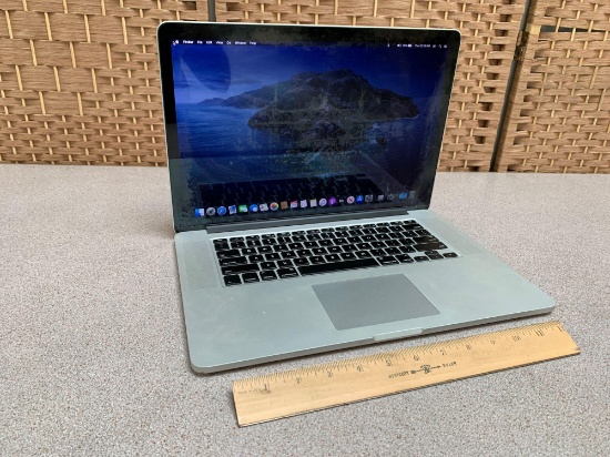 Apple A1398 15.4in LCD MacBookPro Laptop Quad Core i7 2.4GHZ 8GB 251GB Flash Mac OS Catalina