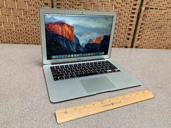 Apple A1369 13.3in LCD MacBookAir Laptop Intel i5 1.7GHz 4GB 251GB Flash Mac OS El Capitan