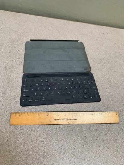 Apple A1829 iPAD Smart Keyboard