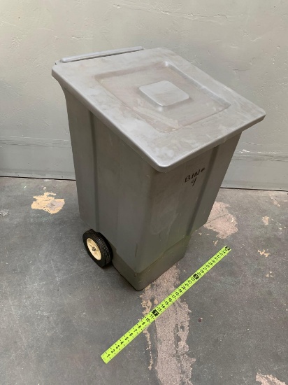 Rubbermaid Rolling Trash Can