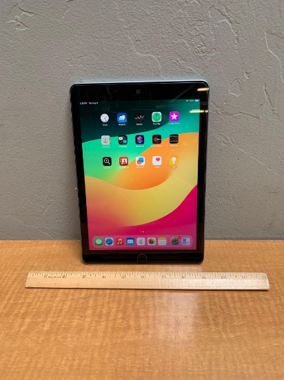 iPad MR7F2LL/A 6th Generation 9.7" Wi-fi Only 32GB Tablet - 2018 NO CHARGER