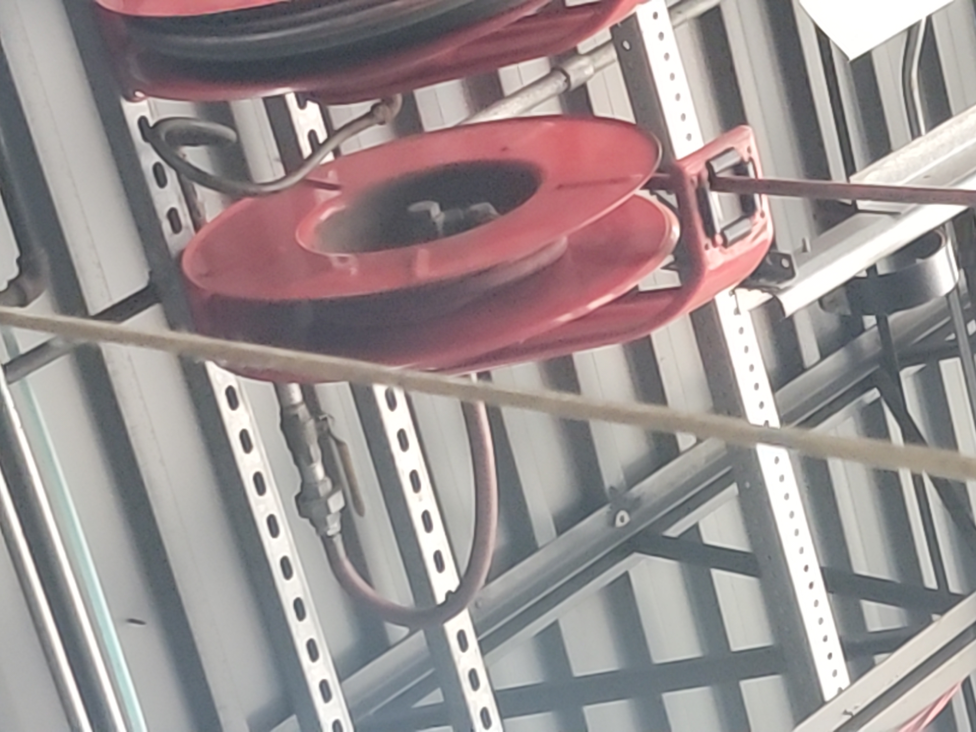 Ceiling mounted air hose