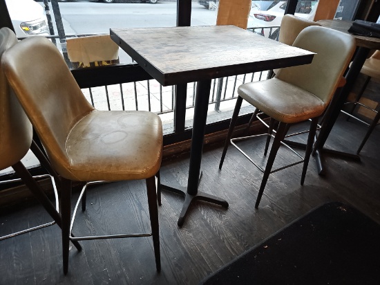 Table with 2 bar chairs (sold per item)