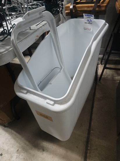 Poly ingredient bins with poly clear lid