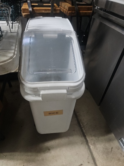 Poly ingredient bins with poly clear lid