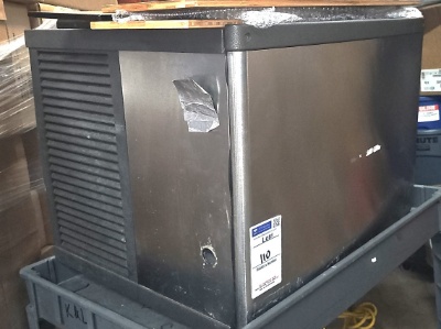 Manitowoc 400lb per 24hr Ice machine