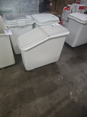 Cambro white ingredient Bins with lid