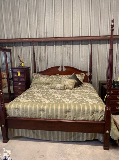 Very nice 4 poster king size bed